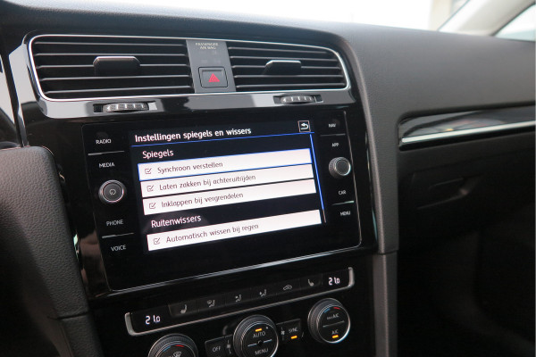 Volkswagen GOLF Variant 1.5 TSI 96kw 130pk Highline , Adaptive cruise ,Virtual cockpit,Navi, Trekhaak(afneembaar), Stoelverwarming, Alcantara, 17"Lichtmetalen velgen, DAB+ radio , Carplay , PDC, Camera, etc. Onderhoudshistorie volledig & bekend. Volkswagen GOLF Variant 1.5 TSI 96kw 130pk Highline , Adaptive cruise ,Virtual cockpit,Navi, Trekhaak(afneembaar), Stoelverwarming, Alcantara, 17"Lichtmetalen velgen, DAB+ radio , Carplay , PDC, Camera, etc. Onderhoudshistorie volledig & bekend.