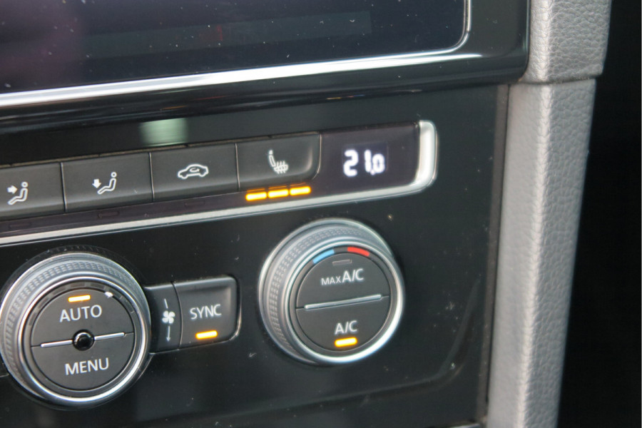 Volkswagen GOLF Variant 1.5 TSI 96kw 130pk Highline , Adaptive cruise ,Virtual cockpit,Navi, Trekhaak(afneembaar), Stoelverwarming, Alcantara, 17"Lichtmetalen velgen, DAB+ radio , Carplay , PDC, Camera, etc. Onderhoudshistorie volledig & bekend. Volkswagen GOLF Variant 1.5 TSI 96kw 130pk Highline , Adaptive cruise ,Virtual cockpit,Navi, Trekhaak(afneembaar), Stoelverwarming, Alcantara, 17"Lichtmetalen velgen, DAB+ radio , Carplay , PDC, Camera, etc. Onderhoudshistorie volledig & bekend.
