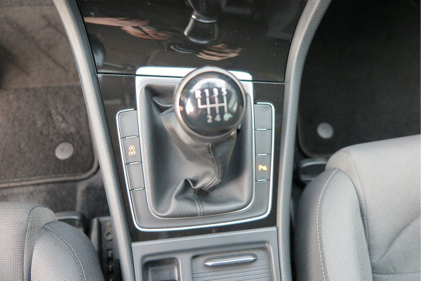 Volkswagen GOLF Variant 1.5 TSI 96kw 130pk Highline , Adaptive cruise ,Virtual cockpit,Navi, Trekhaak(afneembaar), Stoelverwarming, Alcantara, 17"Lichtmetalen velgen, DAB+ radio , Carplay , PDC, Camera, etc. Onderhoudshistorie volledig & bekend. Volkswagen GOLF Variant 1.5 TSI 96kw 130pk Highline , Adaptive cruise ,Virtual cockpit,Navi, Trekhaak(afneembaar), Stoelverwarming, Alcantara, 17"Lichtmetalen velgen, DAB+ radio , Carplay , PDC, Camera, etc. Onderhoudshistorie volledig & bekend.