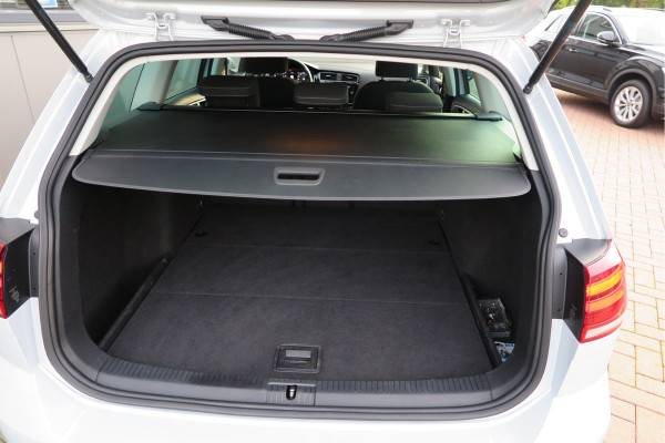 Volkswagen GOLF Variant 1.5 TSI 96kw 130pk Highline , Adaptive cruise ,Virtual cockpit,Navi, Trekhaak(afneembaar), Stoelverwarming, Alcantara, 17"Lichtmetalen velgen, DAB+ radio , Carplay , PDC, Camera, etc. Onderhoudshistorie volledig & bekend. Volkswagen GOLF Variant 1.5 TSI 96kw 130pk Highline , Adaptive cruise ,Virtual cockpit,Navi, Trekhaak(afneembaar), Stoelverwarming, Alcantara, 17"Lichtmetalen velgen, DAB+ radio , Carplay , PDC, Camera, etc. Onderhoudshistorie volledig & bekend.