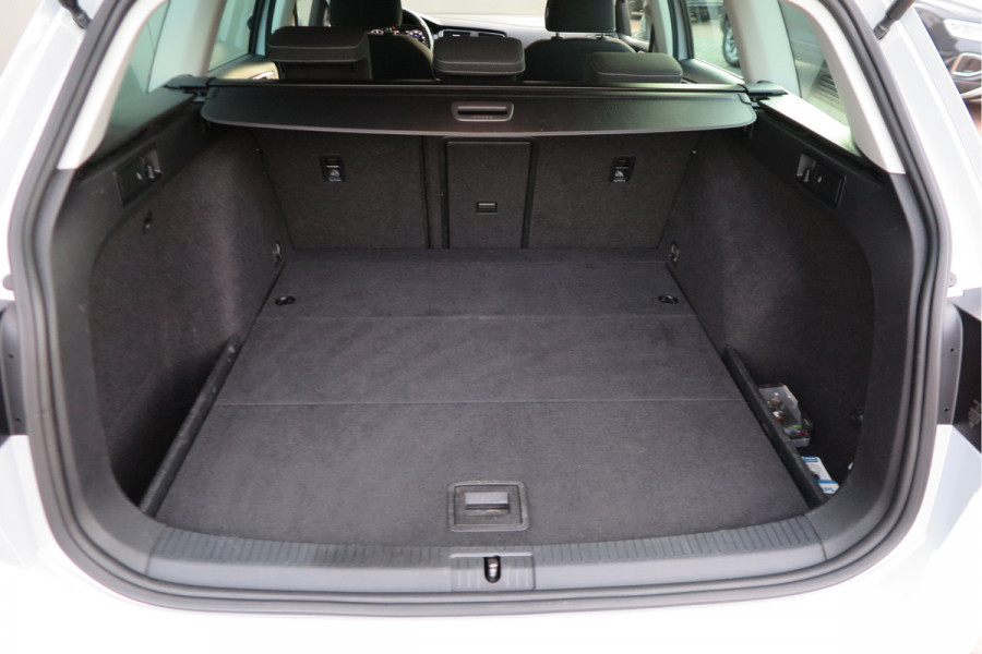 Volkswagen GOLF Variant 1.5 TSI 96kw 130pk Highline , Adaptive cruise ,Virtual cockpit,Navi, Trekhaak(afneembaar), Stoelverwarming, Alcantara, 17"Lichtmetalen velgen, DAB+ radio , Carplay , PDC, Camera, etc. Onderhoudshistorie volledig & bekend. Volkswagen GOLF Variant 1.5 TSI 96kw 130pk Highline , Adaptive cruise ,Virtual cockpit,Navi, Trekhaak(afneembaar), Stoelverwarming, Alcantara, 17"Lichtmetalen velgen, DAB+ radio , Carplay , PDC, Camera, etc. Onderhoudshistorie volledig & bekend.