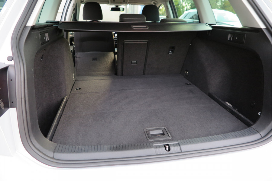Volkswagen GOLF Variant 1.5 TSI 96kw 130pk Highline , Adaptive cruise ,Virtual cockpit,Navi, Trekhaak(afneembaar), Stoelverwarming, Alcantara, 17"Lichtmetalen velgen, DAB+ radio , Carplay , PDC, Camera, etc. Onderhoudshistorie volledig & bekend. Volkswagen GOLF Variant 1.5 TSI 96kw 130pk Highline , Adaptive cruise ,Virtual cockpit,Navi, Trekhaak(afneembaar), Stoelverwarming, Alcantara, 17"Lichtmetalen velgen, DAB+ radio , Carplay , PDC, Camera, etc. Onderhoudshistorie volledig & bekend.