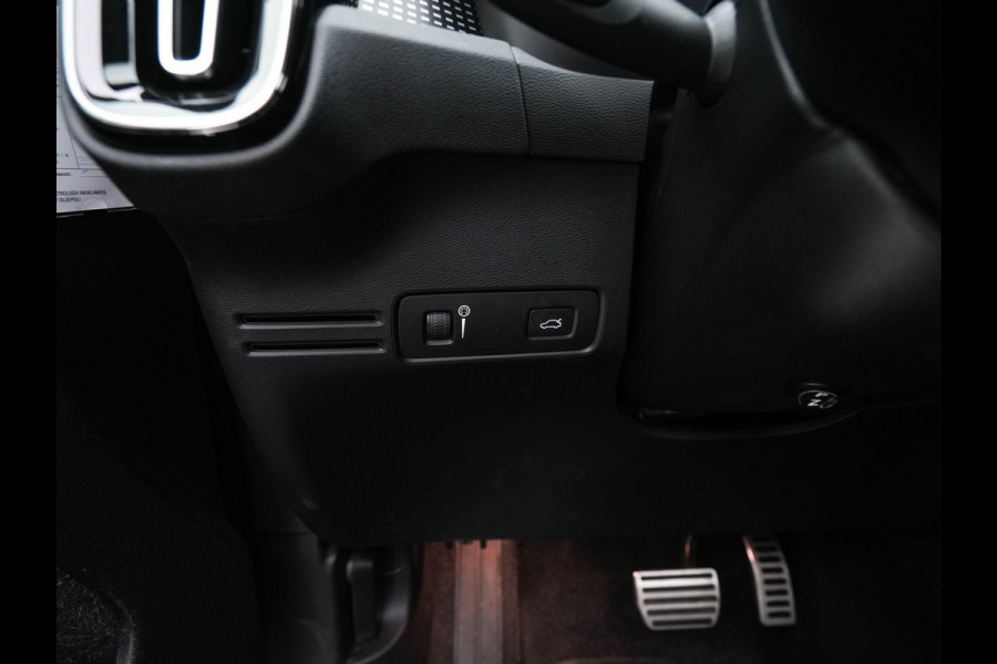 Volvo XC40 Recharge P8 AWD R-Design [ 3-Fase ] { SOH-89%} (INCL-BTW) *PANO | LEATHER-ALCANTARA | DIGI-COCKPIT | FULL-LED | PREMIUM-AUDIO | CARPLAY | KEYLESS | NAVI-FULLMAP | ECC | PDC | HEATED-SPORTSEATS | BLIS | PRIVACY-GLASS | 19''ALU*