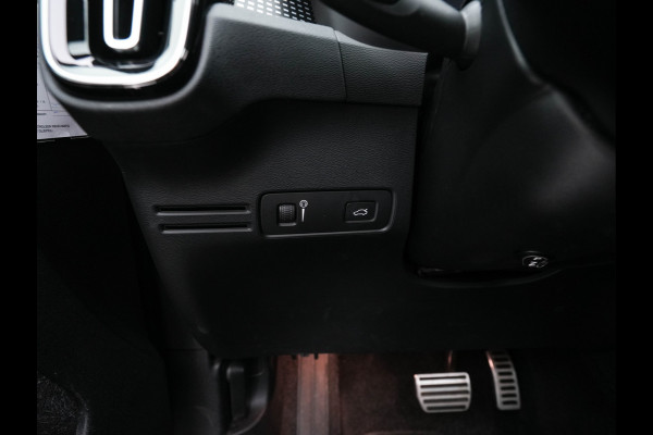 Volvo XC40 Recharge P8 AWD R-Design [ 3-Fase ] { SOH-89%} (INCL-BTW) *PANO | LEATHER-ALCANTARA | DIGI-COCKPIT | FULL-LED | PREMIUM-AUDIO | CARPLAY | KEYLESS | NAVI-FULLMAP | ECC | PDC | HEATED-SPORTSEATS | BLIS | PRIVACY-GLASS | 19''ALU*