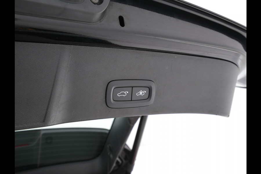 Volvo XC40 Recharge P8 AWD R-Design [ 3-Fase ] { SOH-89%} (INCL-BTW) *PANO | LEATHER-ALCANTARA | DIGI-COCKPIT | FULL-LED | PREMIUM-AUDIO | CARPLAY | KEYLESS | NAVI-FULLMAP | ECC | PDC | HEATED-SPORTSEATS | BLIS | PRIVACY-GLASS | 19''ALU*
