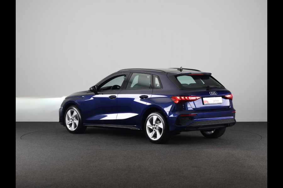 Audi A3 Sportback 40 TFSI e S-line 204pk | Leder fijnnappa S-logo ruitpatroon | Navigatie | Adaptive cruise contole | Stoelverwarming Audi A3 Sportback 40 TFSI e S-line 204pk | Leder fijnnappa S-logo ruitpatroon | Navigatie | Adaptive cruise contole | Stoelverwarming