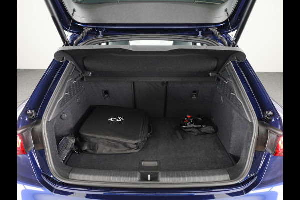 Audi A3 Sportback 40 TFSI e S-line 204pk | Leder fijnnappa S-logo ruitpatroon | Navigatie | Adaptive cruise contole | Stoelverwarming Audi A3 Sportback 40 TFSI e S-line 204pk | Leder fijnnappa S-logo ruitpatroon | Navigatie | Adaptive cruise contole | Stoelverwarming