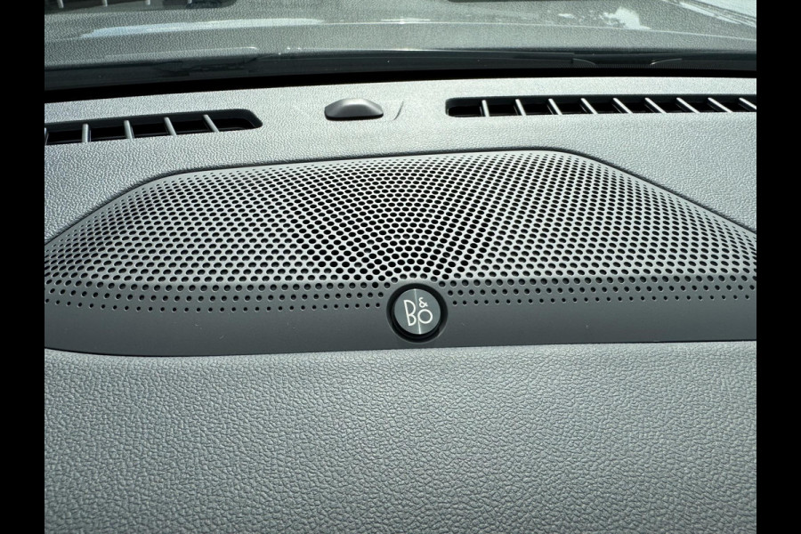 Ford Kuga 2.5 PHEV ST-Line X | 243pk | Driver Assistance Pack | Black Package | Winterpack | Adaptieve Matrix LED koplampen met Coast to Coast | Wegklapbare Trekhaak | AGR Stoelen