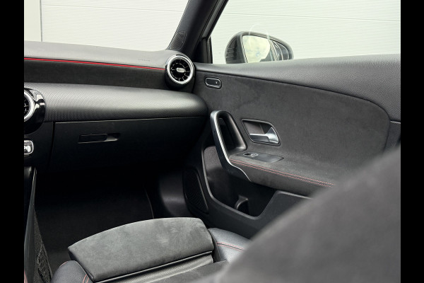 Mercedes-Benz A-Klasse 200 Launch Edition Premium | AMG Line | Panoramadak | LED Performance Mercedes-Benz A-Klasse 200 Launch Edition Premium | AMG Line | Panoramadak | LED Performance