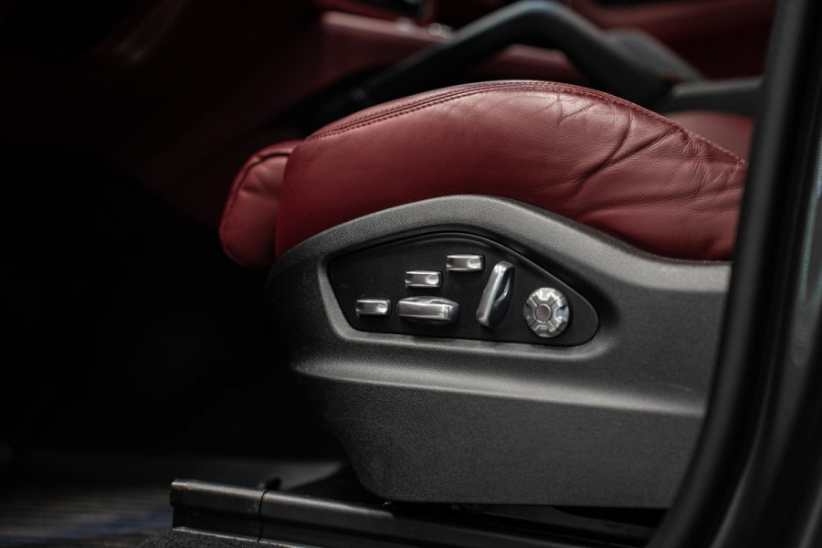 Porsche Cayenne 3.0 E-Hybrid *Sport-Chrono / PASM / Panorama / BOSE / Soft-Close / Surround-view* Porsche Cayenne 3.0 E-Hybrid *Sport-Chrono / PASM / Panorama / BOSE / Soft-Close / Surround-view*