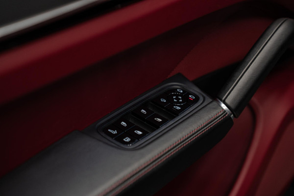 Porsche Cayenne 3.0 E-Hybrid *Sport-Chrono / PASM / Panorama / BOSE / Soft-Close / Surround-view* Porsche Cayenne 3.0 E-Hybrid *Sport-Chrono / PASM / Panorama / BOSE / Soft-Close / Surround-view*