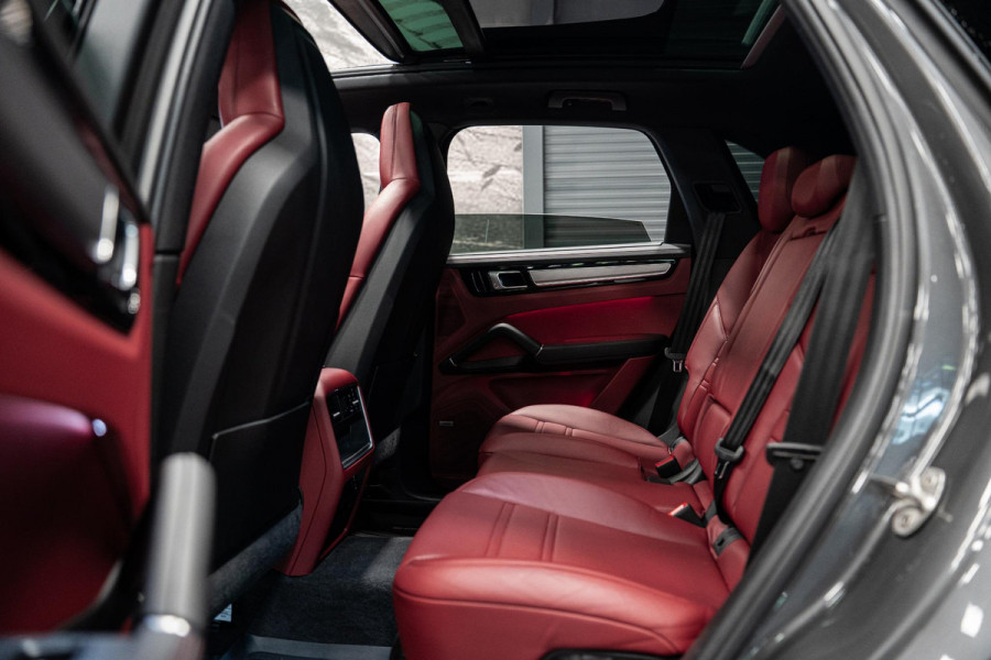 Porsche Cayenne 3.0 E-Hybrid *Sport-Chrono / PASM / Panorama / BOSE / Soft-Close / Surround-view* Porsche Cayenne 3.0 E-Hybrid *Sport-Chrono / PASM / Panorama / BOSE / Soft-Close / Surround-view*