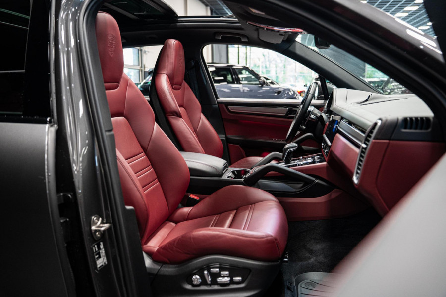 Porsche Cayenne 3.0 E-Hybrid *Sport-Chrono / PASM / Panorama / BOSE / Soft-Close / Surround-view* Porsche Cayenne 3.0 E-Hybrid *Sport-Chrono / PASM / Panorama / BOSE / Soft-Close / Surround-view*