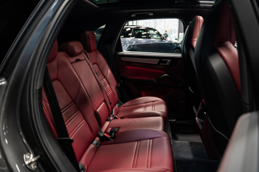 Porsche Cayenne 3.0 E-Hybrid *Sport-Chrono / PASM / Panorama / BOSE / Soft-Close / Surround-view* Porsche Cayenne 3.0 E-Hybrid *Sport-Chrono / PASM / Panorama / BOSE / Soft-Close / Surround-view*