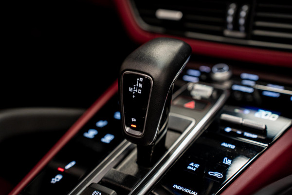 Porsche Cayenne 3.0 E-Hybrid *Sport-Chrono / PASM / Panorama / BOSE / Soft-Close / Surround-view* Porsche Cayenne 3.0 E-Hybrid *Sport-Chrono / PASM / Panorama / BOSE / Soft-Close / Surround-view*