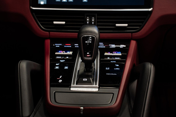 Porsche Cayenne 3.0 E-Hybrid *Sport-Chrono / PASM / Panorama / BOSE / Soft-Close / Surround-view* Porsche Cayenne 3.0 E-Hybrid *Sport-Chrono / PASM / Panorama / BOSE / Soft-Close / Surround-view*