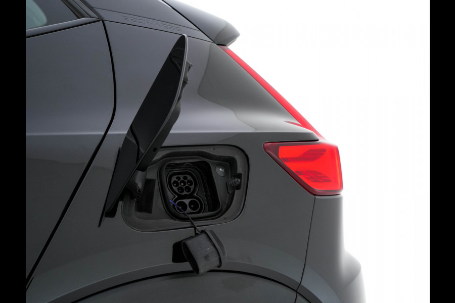 Volvo XC40 Recharge P8 AWD R-Design [ 3-Fase ] { SOH-89%} (INCL-BTW) *PANO | LEATHER-ALCANTARA | DIGI-COCKPIT | FULL-LED | PREMIUM-AUDIO | CARPLAY | KEYLESS | NAVI-FULLMAP | ECC | PDC | HEATED-SPORTSEATS | BLIS | PRIVACY-GLASS | 19''ALU*