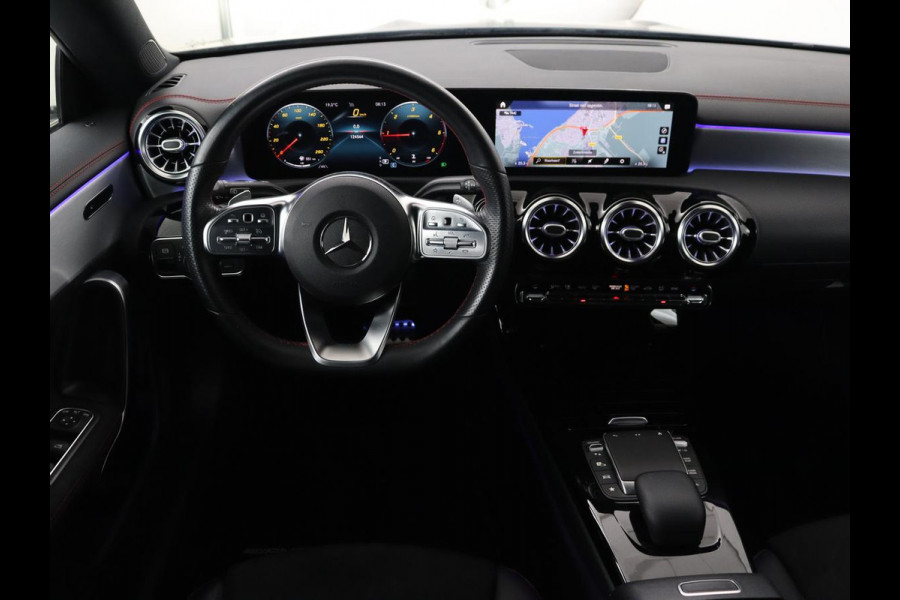 Mercedes-Benz CLA-Klasse 180d Business Solution AMG | Stoelverwarming | Carplay | Camera | Leder/Alcantara | Navigatie | Widescreen | Sfeerverlichting | Designo Mountaingrijs Magno Mercedes-Benz CLA-Klasse 180d Business Solution AMG | Stoelverwarming | Carplay | Camera | Leder/Alcantara | Navigatie | Widescreen | Sfeerverlichting | Designo Mountaingrijs Magno