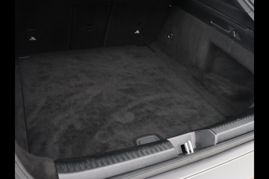Mercedes-Benz CLA-Klasse 180d Business Solution AMG | Stoelverwarming | Carplay | Camera | Leder/Alcantara | Navigatie | Widescreen | Sfeerverlichting | Designo Mountaingrijs Magno Mercedes-Benz CLA-Klasse 180d Business Solution AMG | Stoelverwarming | Carplay | Camera | Leder/Alcantara | Navigatie | Widescreen | Sfeerverlichting | Designo Mountaingrijs Magno