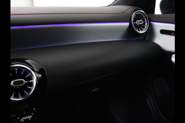 Mercedes-Benz CLA-Klasse 180d Business Solution AMG | Stoelverwarming | Carplay | Camera | Leder/Alcantara | Navigatie | Widescreen | Sfeerverlichting | Designo Mountaingrijs Magno Mercedes-Benz CLA-Klasse 180d Business Solution AMG | Stoelverwarming | Carplay | Camera | Leder/Alcantara | Navigatie | Widescreen | Sfeerverlichting | Designo Mountaingrijs Magno
