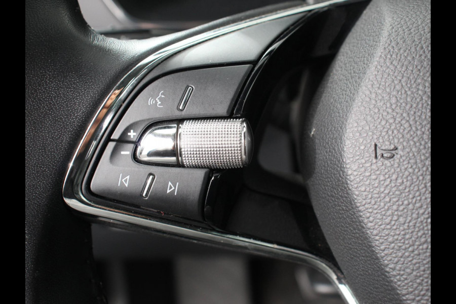 Škoda Octavia Combi 1.0 TSI 110pk Business Edition | Navigatie | Digitale Cockpit | Lichtmetalen velgen | Climate Control | Camera | Cruise control Škoda Octavia Combi 1.0 TSI 110pk Business Edition | Navigatie | Digitale Cockpit | Lichtmetalen velgen | Climate Control | Camera | Cruise control