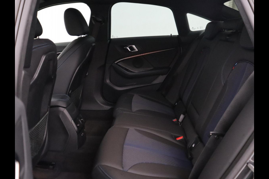 BMW 2 Serie Gran Coupé 218i M Sport | Sportstoelen | Camera | Carplay | Live Cockpit | Half leder | Navigatie | Sfeerverlichting | Full LED | Climate control