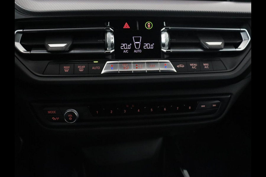 BMW 2 Serie Gran Coupé 218i M Sport | Sportstoelen | Camera | Carplay | Live Cockpit | Half leder | Navigatie | Sfeerverlichting | Full LED | Climate control