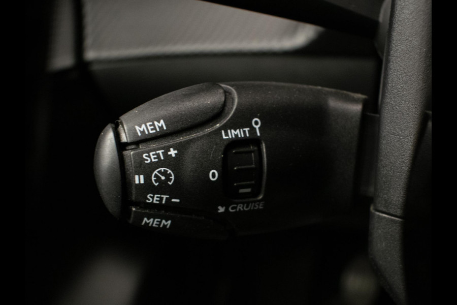 Peugeot 208 1.2 PureTech Active Sport (APPLE CARPLAY,NAVI,CRUISE,PDC,CLIMATE,LED,WHITE EDITION,SPORTSTOELEN,NETTE STAAT) Peugeot 208 1.2 PureTech Active Sport (APPLE CARPLAY,NAVI,CRUISE,PDC,CLIMATE,LED,WHITE EDITION,SPORTSTOELEN,NETTE STAAT)
