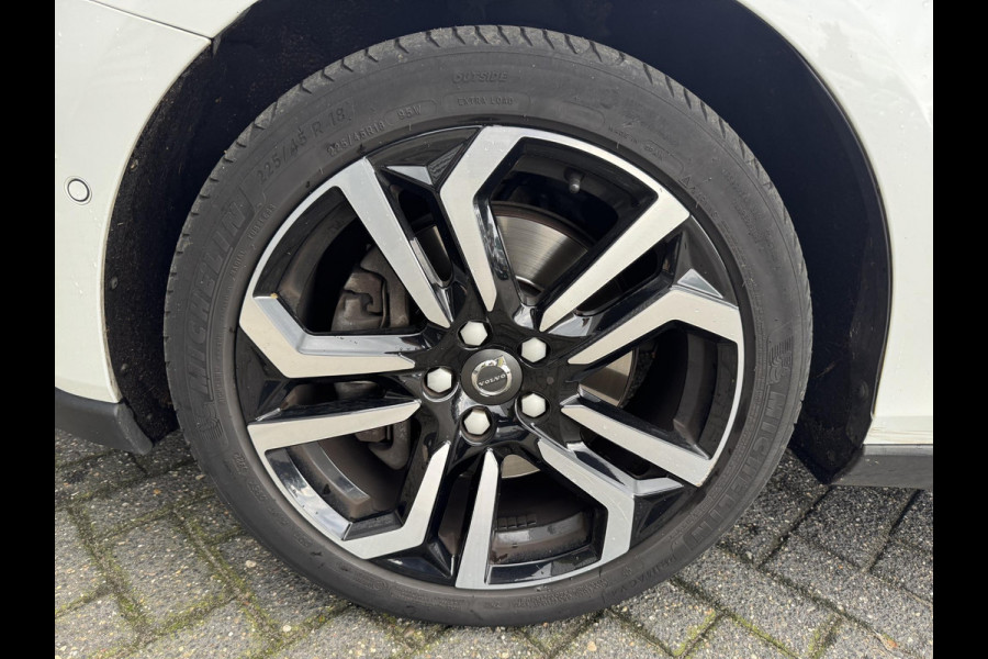 Volvo V40 Cross Country 1.5 T3 Polar+ Luxury | Camera | DAB | Navigatie | Stoelverwarming | Lichtmetalen Velgen | Volvo V40 Cross Country 1.5 T3 Polar+ Luxury | Camera | DAB | Navigatie | Stoelverwarming | Lichtmetalen Velgen |
