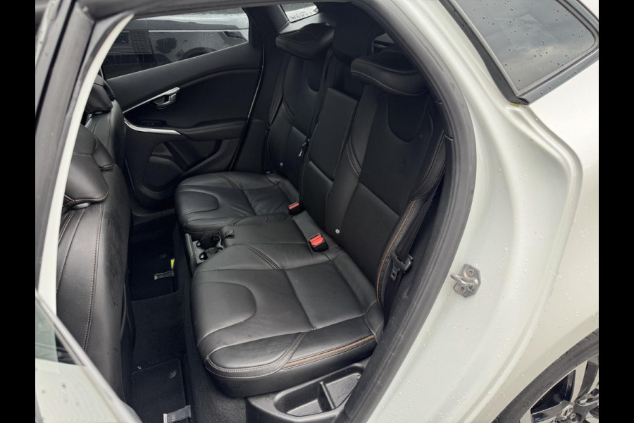 Volvo V40 Cross Country 1.5 T3 Polar+ Luxury | Camera | DAB | Navigatie | Stoelverwarming | Lichtmetalen Velgen | Volvo V40 Cross Country 1.5 T3 Polar+ Luxury | Camera | DAB | Navigatie | Stoelverwarming | Lichtmetalen Velgen |