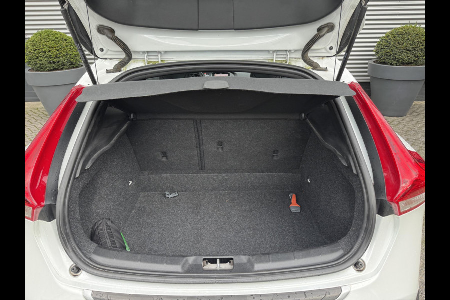Volvo V40 Cross Country 1.5 T3 Polar+ Luxury | Camera | DAB | Navigatie | Stoelverwarming | Lichtmetalen Velgen | Volvo V40 Cross Country 1.5 T3 Polar+ Luxury | Camera | DAB | Navigatie | Stoelverwarming | Lichtmetalen Velgen |