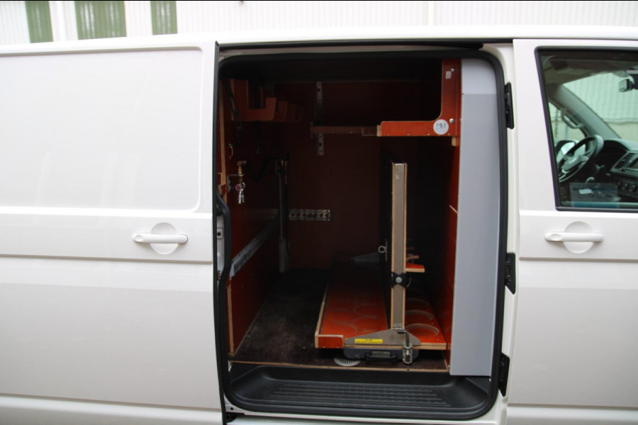 Volkswagen Transporter 2.0 TDI 114PK L1H1 Highline / Multi stuur / PDC 2x / Klep / Cruise Volkswagen Transporter 2.0 TDI 114PK L1H1 Highline / Multi stuur / PDC 2x / Klep / Cruise