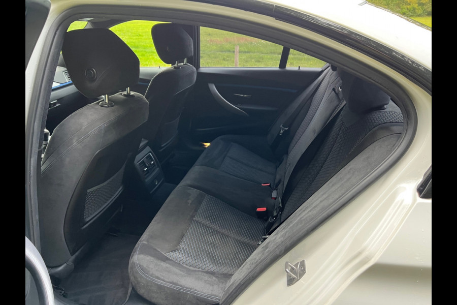 BMW 3 Serie 318i | M-Sport | Carbon | Sportlstoelen| Navi | Cruise | Clima BMW 3 Serie 318i | M-Sport | Carbon | Sportlstoelen| Navi | Cruise | Clima