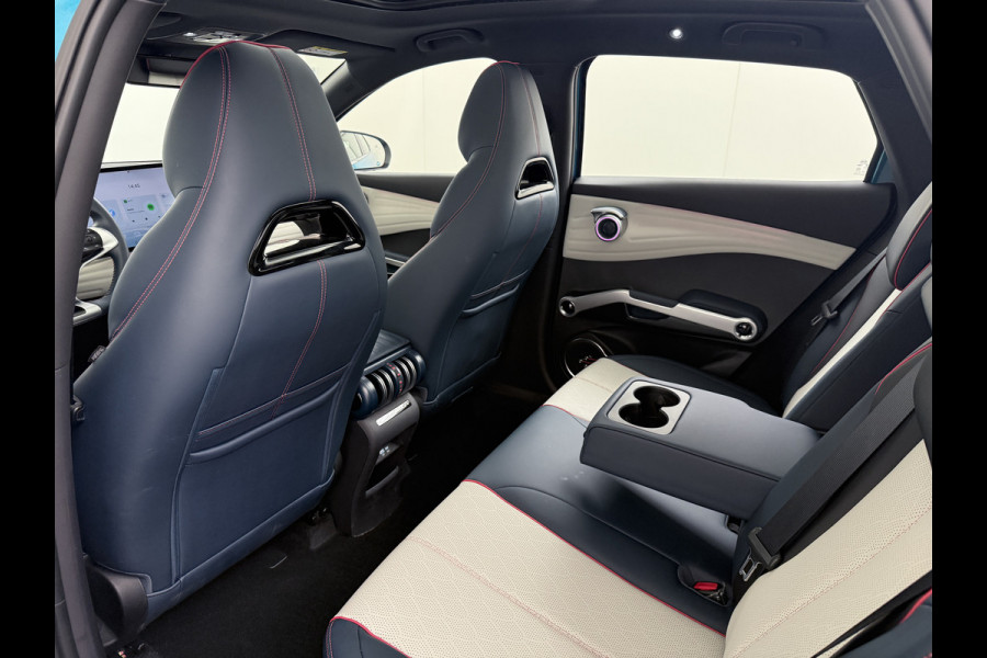 BYD ATTO 3 60kWh Design SOH 96% Panoramadak Leder+Elektr.Verst. Warmtepomp Adaptieve Cruise 360°Camera Apple Carplay Android Auto Elektr.Ac Verkeersbord detectie WiFi DAB Led Rijstrooksensor Keyless Smartphone Entry Fabrieksgarantie tot 12-12-2030 /150.000km Garantie op de LFP Accu tot 12-12-2030/200.000km €44.000,- Nieuw!