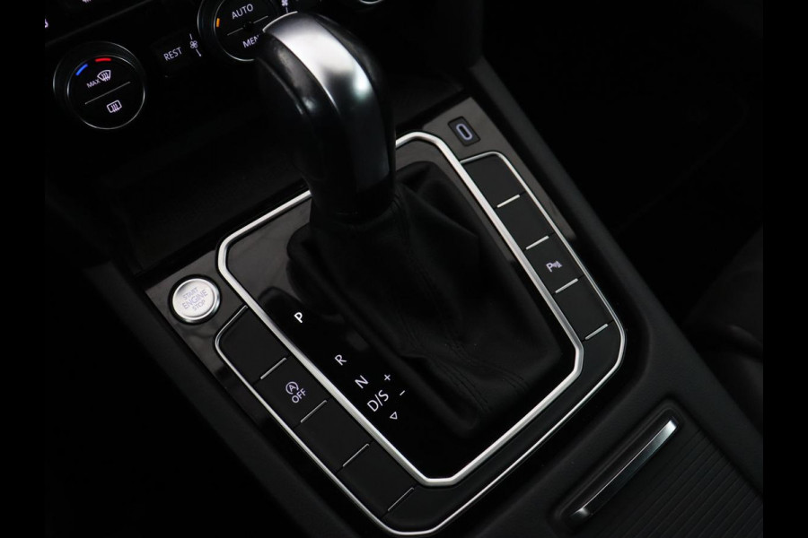 Volkswagen Passat 1.5 TSI Elegance Business R | Leder/Alcantara | Stoelverwarming | Trekhaak | Adaptive cruise | Matrix LED | Keyless | Carplay | Navigatie | Virtual Cockpit | Parkeerhulp | R Line