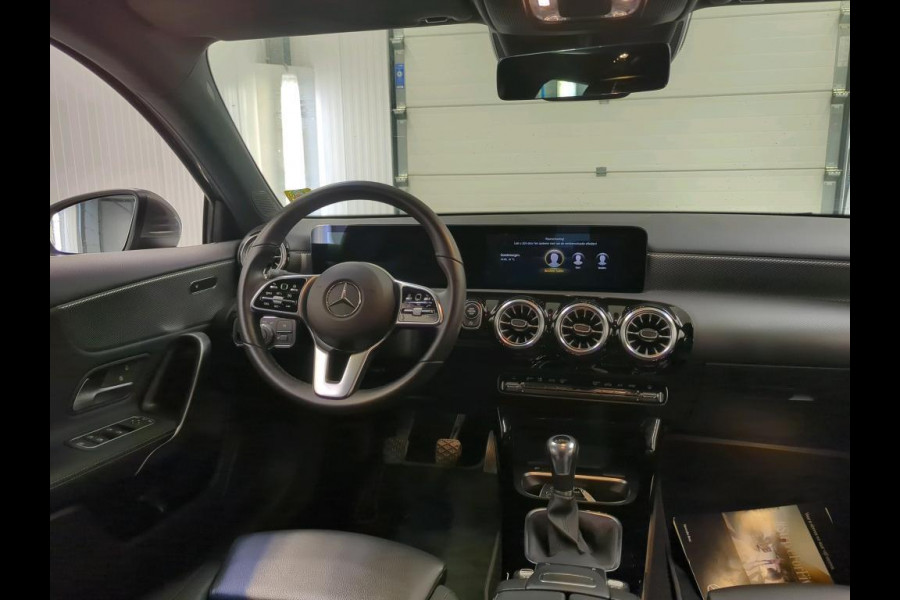 Mercedes-Benz A-Klasse 160 Business Solution Luxury Navigatie Apple Carplay/Android Auto Camera Parkeersensoren Cruise Control Stoelverwarming Virtual Cockpit Lichtmetalen velgen Climate Control Mercedes-Benz A-Klasse 160 Business Solution Luxury Navigatie Apple Carplay/Android Auto Camera Parkeersensoren Cruise Control Stoelverwarming Virtual Cockpit Lichtmetalen velgen Climate Control