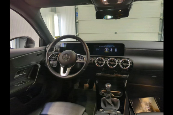 Mercedes-Benz A-Klasse 160 Business Solution Luxury Navigatie Apple Carplay/Android Auto Camera Parkeersensoren Cruise Control Stoelverwarming Virtual Cockpit Lichtmetalen velgen Climate Control Mercedes-Benz A-Klasse 160 Business Solution Luxury Navigatie Apple Carplay/Android Auto Camera Parkeersensoren Cruise Control Stoelverwarming Virtual Cockpit Lichtmetalen velgen Climate Control