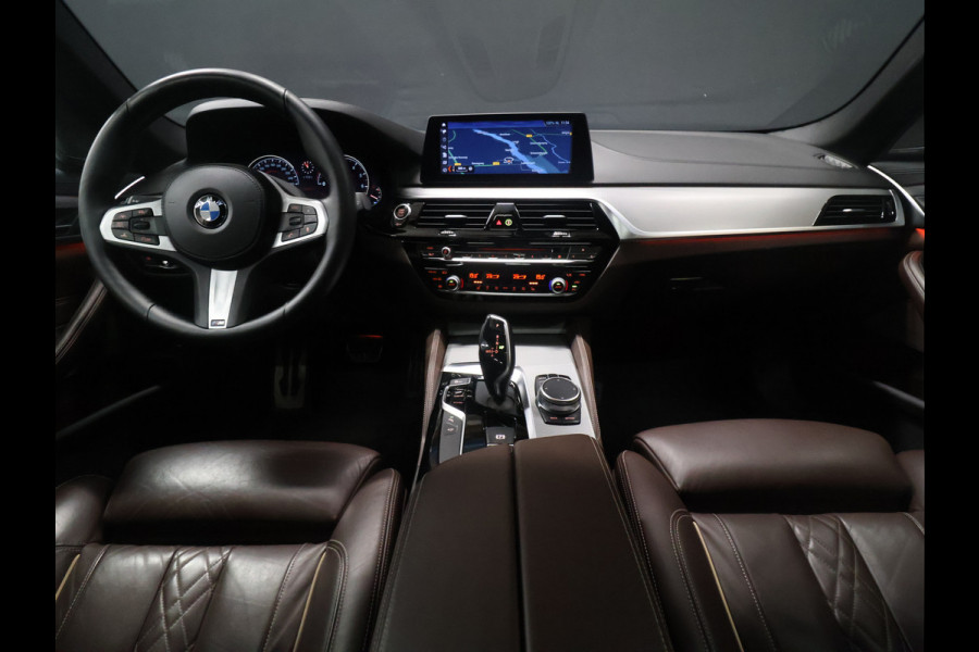BMW 5 Serie Touring 530i High Executive M-Sport [TREKHAAK INKLAPBAAR, SCHUIFKANTELDAK, MEMORY SEATS, HARMAN/KARDON, APPLE CARPLAY, ADAPTIVE LED, 360 CAMERA, HEAD-UP, ADAPTIVE CRUISE, VOL LEDER, STOELVERWARMING, CLIMATE, NIEUWSTAAT]