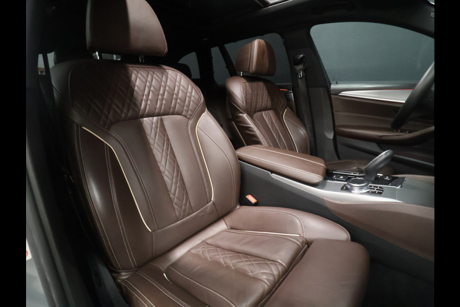 BMW 5 Serie Touring 530i High Executive M-Sport [TREKHAAK INKLAPBAAR, SCHUIFKANTELDAK, MEMORY SEATS, HARMAN/KARDON, APPLE CARPLAY, ADAPTIVE LED, 360 CAMERA, HEAD-UP, ADAPTIVE CRUISE, VOL LEDER, STOELVERWARMING, CLIMATE, NIEUWSTAAT]