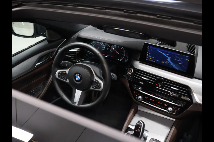 BMW 5 Serie Touring 530i High Executive M-Sport [TREKHAAK INKLAPBAAR, SCHUIFKANTELDAK, MEMORY SEATS, HARMAN/KARDON, APPLE CARPLAY, ADAPTIVE LED, 360 CAMERA, HEAD-UP, ADAPTIVE CRUISE, VOL LEDER, STOELVERWARMING, CLIMATE, NIEUWSTAAT]