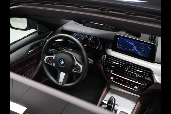 BMW 5 Serie Touring 530i High Executive M-Sport [TREKHAAK INKLAPBAAR, SCHUIFKANTELDAK, MEMORY SEATS, HARMAN/KARDON, APPLE CARPLAY, ADAPTIVE LED, 360 CAMERA, HEAD-UP, ADAPTIVE CRUISE, VOL LEDER, STOELVERWARMING, CLIMATE, NIEUWSTAAT]