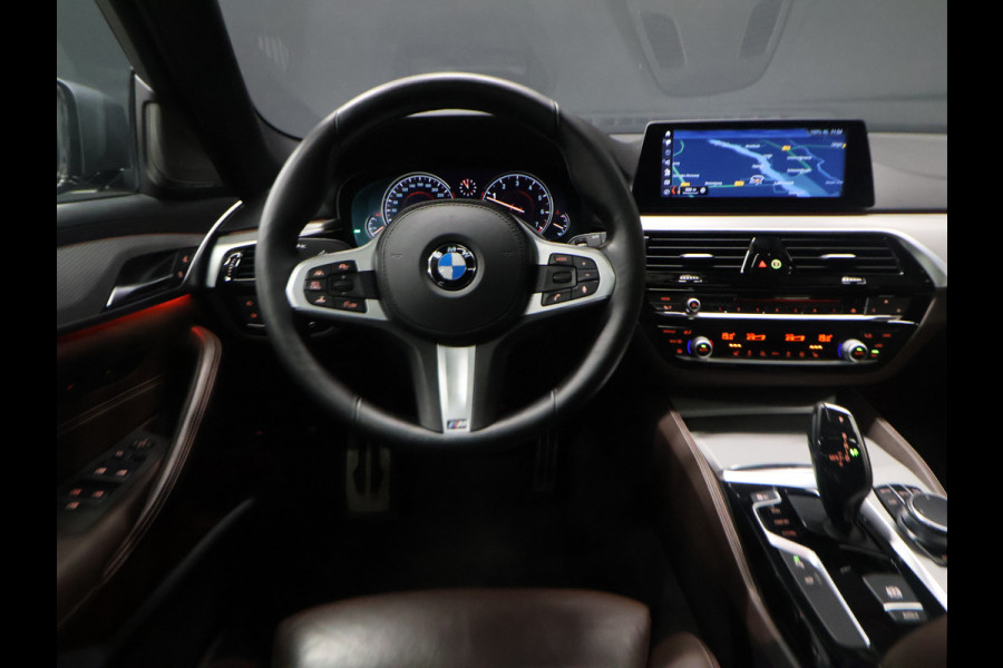 BMW 5 Serie Touring 530i High Executive M-Sport [TREKHAAK INKLAPBAAR, SCHUIFKANTELDAK, MEMORY SEATS, HARMAN/KARDON, APPLE CARPLAY, ADAPTIVE LED, 360 CAMERA, HEAD-UP, ADAPTIVE CRUISE, VOL LEDER, STOELVERWARMING, CLIMATE, NIEUWSTAAT]