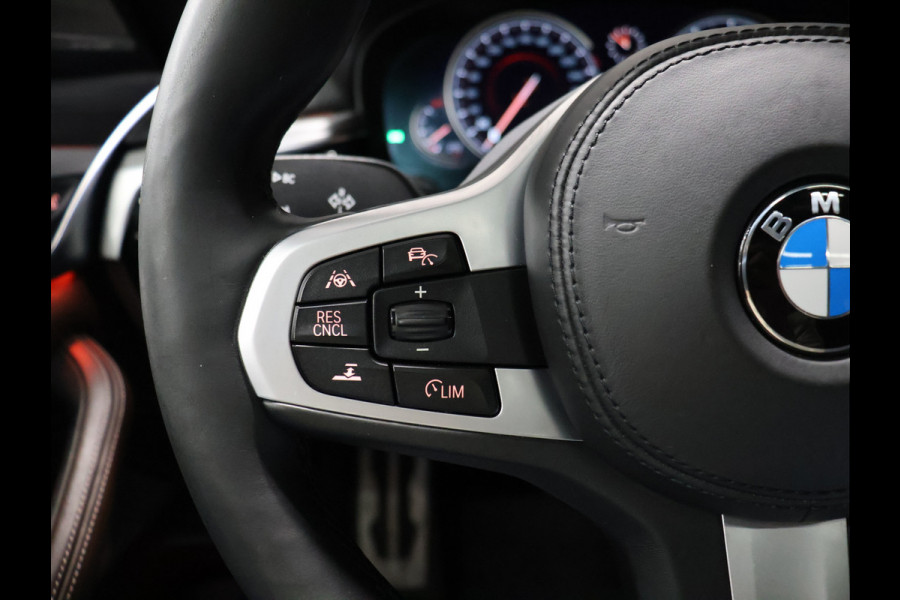 BMW 5 Serie Touring 530i High Executive M-Sport [TREKHAAK INKLAPBAAR, SCHUIFKANTELDAK, MEMORY SEATS, HARMAN/KARDON, APPLE CARPLAY, ADAPTIVE LED, 360 CAMERA, HEAD-UP, ADAPTIVE CRUISE, VOL LEDER, STOELVERWARMING, CLIMATE, NIEUWSTAAT]