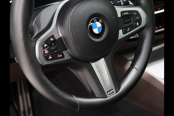 BMW 5 Serie Touring 530i High Executive M-Sport [TREKHAAK INKLAPBAAR, SCHUIFKANTELDAK, MEMORY SEATS, HARMAN/KARDON, APPLE CARPLAY, ADAPTIVE LED, 360 CAMERA, HEAD-UP, ADAPTIVE CRUISE, VOL LEDER, STOELVERWARMING, CLIMATE, NIEUWSTAAT]
