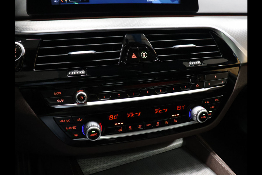 BMW 5 Serie Touring 530i High Executive M-Sport [TREKHAAK INKLAPBAAR, SCHUIFKANTELDAK, MEMORY SEATS, HARMAN/KARDON, APPLE CARPLAY, ADAPTIVE LED, 360 CAMERA, HEAD-UP, ADAPTIVE CRUISE, VOL LEDER, STOELVERWARMING, CLIMATE, NIEUWSTAAT]