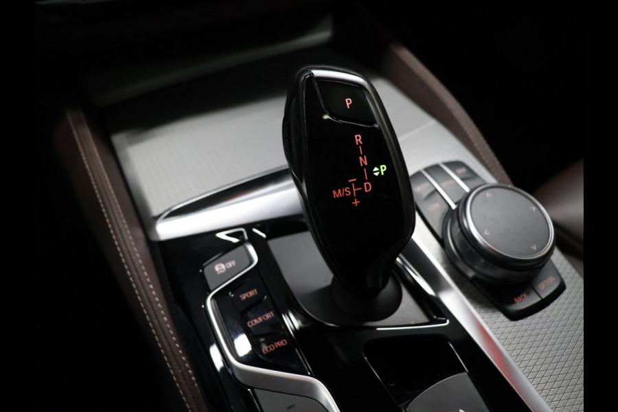 BMW 5 Serie Touring 530i High Executive M-Sport [TREKHAAK INKLAPBAAR, SCHUIFKANTELDAK, MEMORY SEATS, HARMAN/KARDON, APPLE CARPLAY, ADAPTIVE LED, 360 CAMERA, HEAD-UP, ADAPTIVE CRUISE, VOL LEDER, STOELVERWARMING, CLIMATE, NIEUWSTAAT]