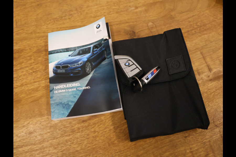 BMW 5 Serie Touring 530i High Executive M-Sport [TREKHAAK INKLAPBAAR, SCHUIFKANTELDAK, MEMORY SEATS, HARMAN/KARDON, APPLE CARPLAY, ADAPTIVE LED, 360 CAMERA, HEAD-UP, ADAPTIVE CRUISE, VOL LEDER, STOELVERWARMING, CLIMATE, NIEUWSTAAT]