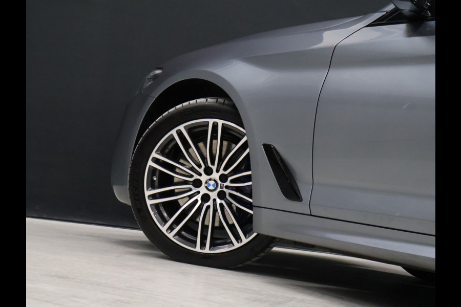 BMW 5 Serie Touring 530i High Executive M-Sport [TREKHAAK INKLAPBAAR, SCHUIFKANTELDAK, MEMORY SEATS, HARMAN/KARDON, APPLE CARPLAY, ADAPTIVE LED, 360 CAMERA, HEAD-UP, ADAPTIVE CRUISE, VOL LEDER, STOELVERWARMING, CLIMATE, NIEUWSTAAT]