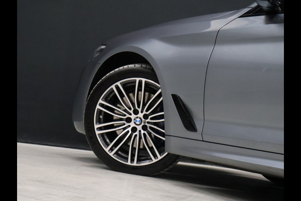 BMW 5 Serie Touring 530i High Executive M-Sport [TREKHAAK INKLAPBAAR, SCHUIFKANTELDAK, MEMORY SEATS, HARMAN/KARDON, APPLE CARPLAY, ADAPTIVE LED, 360 CAMERA, HEAD-UP, ADAPTIVE CRUISE, VOL LEDER, STOELVERWARMING, CLIMATE, NIEUWSTAAT]
