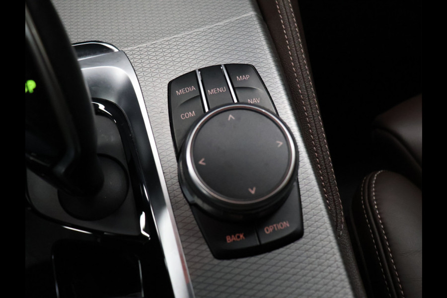 BMW 5 Serie Touring 530i High Executive M-Sport [TREKHAAK INKLAPBAAR, SCHUIFKANTELDAK, MEMORY SEATS, HARMAN/KARDON, APPLE CARPLAY, ADAPTIVE LED, 360 CAMERA, HEAD-UP, ADAPTIVE CRUISE, VOL LEDER, STOELVERWARMING, CLIMATE, NIEUWSTAAT]